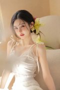 一个埃及猫和一个汉子正在做那种工作